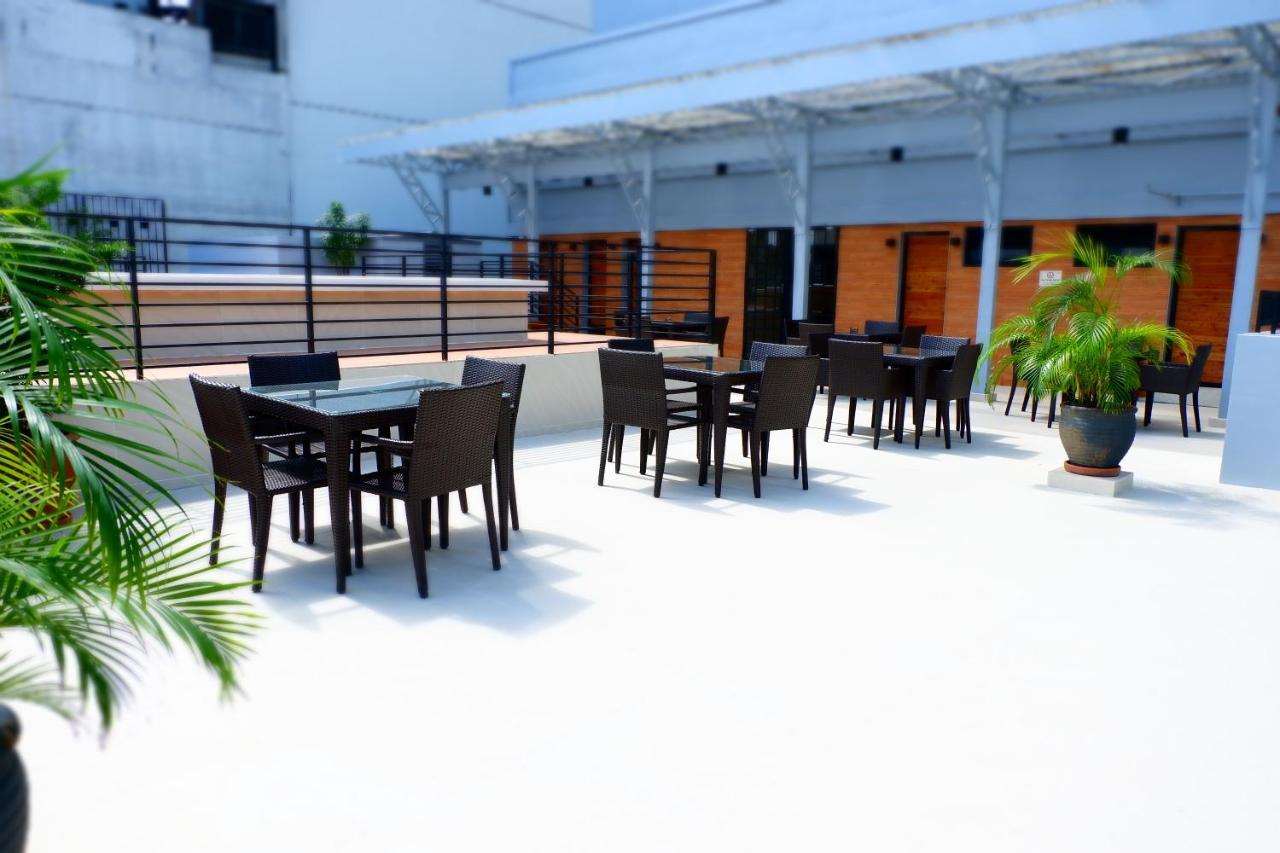 Hotel The Charter House à Makati City Extérieur photo